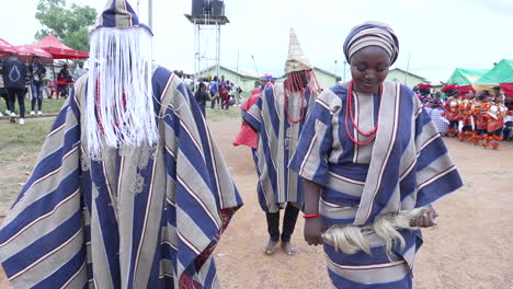 Bailarines-De-La-Tribu-Yoruba-En-Un-Desfile-Cultural-En-Kubwa,-Nigeria---Cámara-Lenta