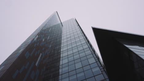 Niedrige-Perspektive,-Geometrisches-Bürogebäude,-Kanadisches-Glas,-Moderner-Hoher-Wolkenkratzer-Mit-Bewölktem-Himmel-An-Der-Portage-Avenue,-Manitoba-Hydro-Place-In-Der-Innenstadt-Von-Winnipeg,-Kanada