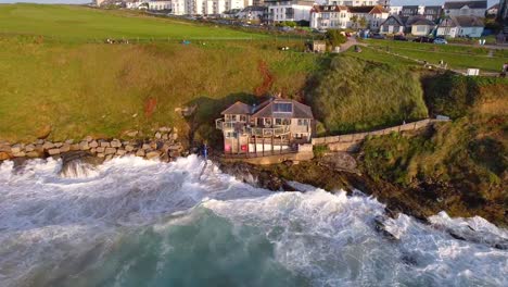 Heftige-Wellen-Des-Atlantischen-Ozeans-Entlang-Der-Gischt-Des-Fistral-Cafe-In-Cornwall-Entlang-Der-Klippen-Von-Newquay,-Großbritannien