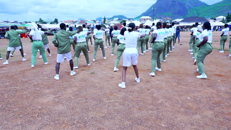 Los-Cadetes-Militares-En-Un-Campamento-Juvenil-En-Kubwa,-Nigeria,-Demuestran-Habilidades-De-Combate-Cuerpo-A-Cuerpo.