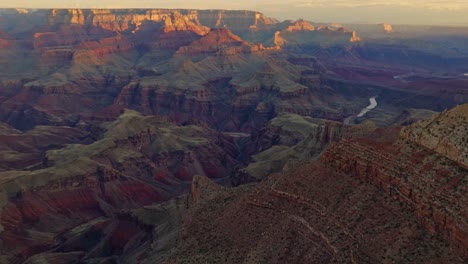 Una-Vista-Panorámica-Del-Gran-Cañón-Y-Los-Arcos,-Arizona---Drone-Volando-Hacia-Adelante