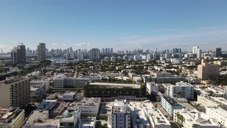 Schwenkende-Drohnenaufnahmen-Am-Südstrand-Der-Skyline-Der-Innenstadt-Von-Miami