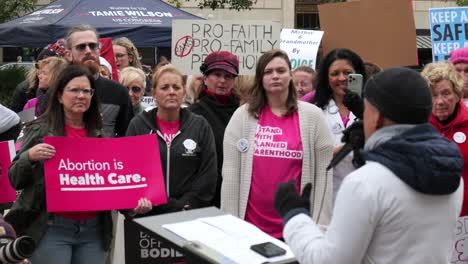 Mujeres-En-La-Manifestación-Pro-elección---Número-1,-Columbus,-Ohio-En-La-Cámara-De-Representantes-Del-Estado-De-Ohio