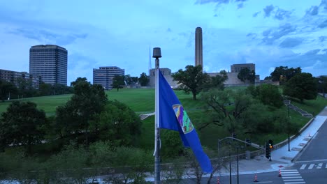 Bandera-Del-Estado-De-Kansas-Ondeando-En-Kansas-City-Union-Station-Y-El-Monumento-A-La-Guerra-Mundial