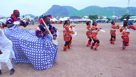 Danza-De-Pesca-De-La-Tribu-Calabar-En-Un-Festival-En-Kubwa,-Nigeria---Cámara-Lenta