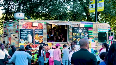 Turistas-De-Todo-El-Mundo-Se-Reúnen-En-La-Ciudad-De-Chicago-Durante-Una-Calurosa-Tarde-De-Verano-Para-Disfrutar-De-La-Deliciosa-Comida-Que-Los-Vendedores-Preparan-Con-El-Sabor-De-Chicago-A-Mediados-De-Año.