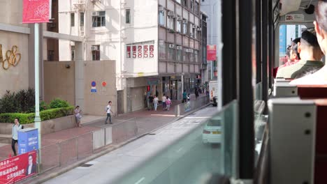 Touristen-In-Der-Straßenbahn-Mit-Blick-Auf-Die-Straßen-Von-Hongkong