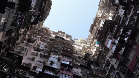 Filmische-Aufnahme-Der-Außenfassade-Eines-Großen,-Klaustrophobischen,-Dicht-Besiedelten-Wohnhauses-In-Quarry-Bay,-Berühmte-Monster-Gebäudefassade,-Hongkong