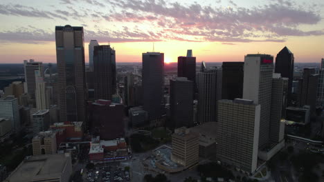 Drone-shot-toward-the-City-Center-District-of-Dallas,-sunny-evening-in-Tx,-USA