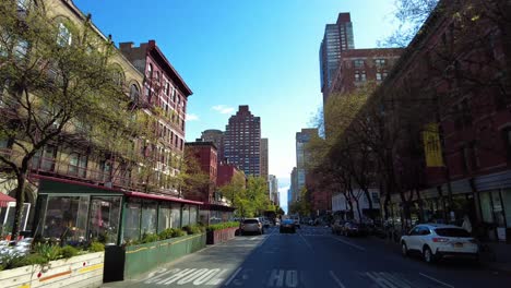 POV-Autofahrt-Auf-Der-Straße-In-New-York-City-An-Einem-Sonnigen-Tag-Zwischen-Amerikanischer-Architektur