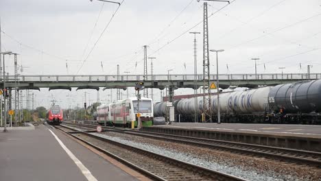 Hochgeschwindigkeitszug-Nähert-Sich-Und-Hält-Am-Bahnsteig