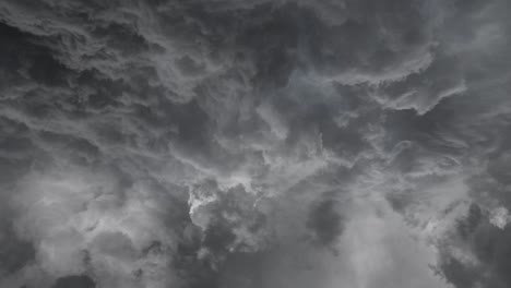 Sturmhintergrund-Mit-Dramatischen-Dunklen-Wolken