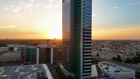 El-Horizonte-Del-Distrito-Financiero-De-Bucarest-Bañado-Por-La-Luz-Del-Atardecer.