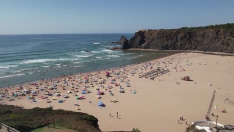 Luftaufnahme-Eines-Sonnigen-Tages-Am-Wunderschönen-Strand-Mit-Klippen-In-Costa-Vicentina,-Alentejo,-Portugal