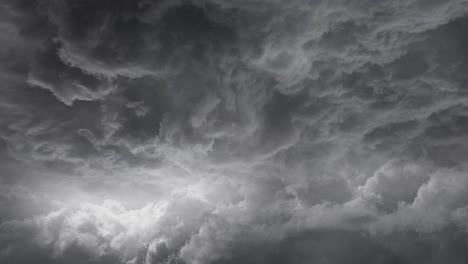 Dramatische-Dunkle-Wolken-Und-Blitze