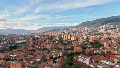 Filmische-Skyline-Der-Stadt-Medellin-In-Kolumbien-Bei-Sonnenaufgang,-Seitliche-Luftaufnahme