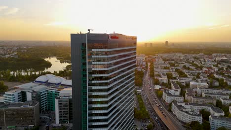 Bukarest,-Rumänien---Luftaufnahme-Des-Geschäftsviertels,-Des-Aviatiei-Viertels-Und-Der-Skyline-Der-Stadt-Bei-Sonnenuntergang