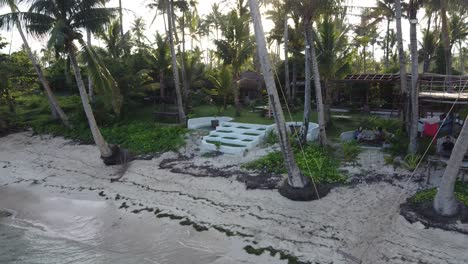 Shakabrah-Beach-Café-Und-Resort-Auf-Der-Insel-Siargao-Bei-Sonnenuntergang-Mit-Tropischem-Sandstrand-Und-Kokospalmenschaukel