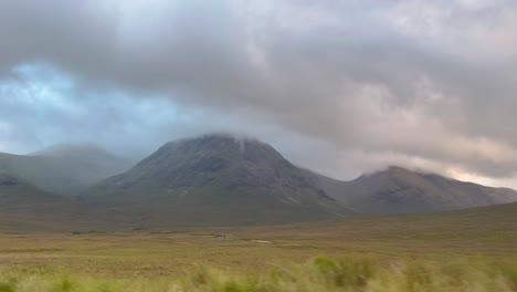 Erkunden-Sie-Die-Atemberaubende-Hochlandlandschaft-Schottlands-Auf-Einem-Roadtrip-Durch-Majestätische-Hügel-Und-Malerische-Straßen