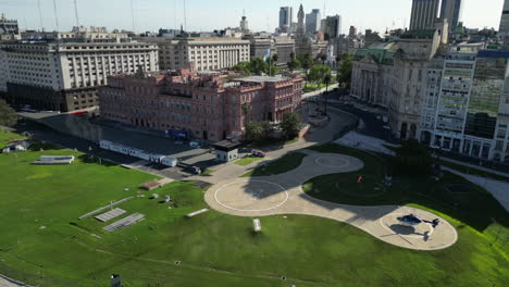 Reisen-Sie-Um-Drohnenbewegung-über-Eines-Der-Wichtigsten-Gebäude-In-Argentinien,-Den-Argentinischen-Präsidentenpalast