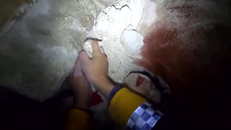 Rescatando-A-Un-Bebé-Que-Sobrevive-Bajo-Los-Escombros-De-Un-Edificio-Bombardeado,-Gaza