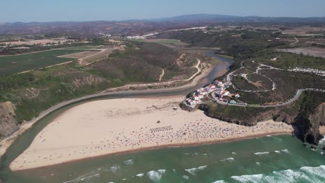 Vista-Aérea-De-Los-Acantilados-Y-La-Playa-En-Portugal