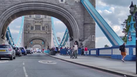 Ikonischer-Autoverkehr-Auf-Der-London-Bridge-Und-Fußgänger