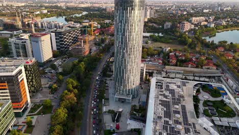 Lenta-Revelación-Cinematográfica-Del-Distrito-De-Negocios-De-Bucarest-Al-Atardecer:-Una-Vista-Aérea