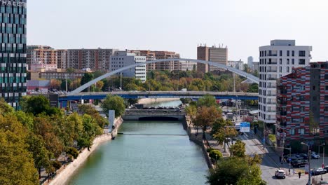 Luftaufnahme-über-Den-Fluss-Dambovita-Im-Bezirk-Regie-Mit-Der-Grozavesti-Brücke-Im-Hintergrund,-Bukarest,-Rumänien