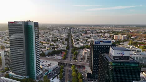 Bukarest,-Rumänien---Luftaufnahme-Des-Geschäftsviertels-Und-Der-Skyline-Der-Stadt-Bei-Sonnenuntergang