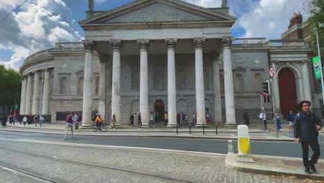 Gebäude-Der-Bank-Of-Ireland-Auf-Dem-College-Green-In-4K-Dublin,-Wo-Der-Verkehr-Trotz-Der-Forderung-Nach-Fußgängerzone-Immer-Noch-Fließt