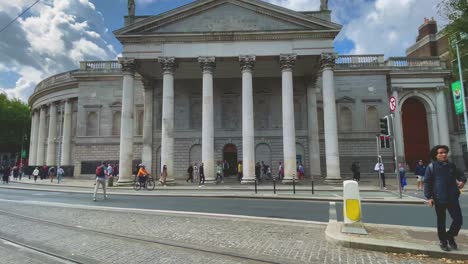 Edificio-Del-Banco-De-Irlanda-En-College-Green-En-4k-Dublín,-Donde-El-Tráfico-Sigue-Fluyendo-A-Pesar-De-Los-Llamados-A-La-Peatonalización