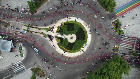 rotational-Drone-shot-of-runners-passing-during-the-Mexico-City-Marathon-in-Polanco-in-the-morning