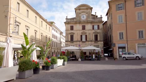 Blick-Auf-Den-Malerischen-Platz-„Piazza-Della-Libertà“-In-Spoleto,-Einer-Stadt-Umbriens-Mit-Terrassen-Und-Einem-Alten-Gebäude-Mit-Einer-Uhr-An-Der-Fassade