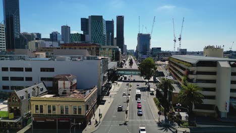 Luftaufnahme-Der-Wellington-Street-In-Der-U-Bahn-Station-Perth-Mit-Einem-Fußgängerweg-Und-Dem-Überqueren-Der-Straße-Und-Dem-Wolkenkratzer-Im-Hintergrund,-Perth,-Westaustralien