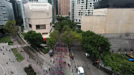 Vista-Posterior-De-Drones-De-Corredores-En-El-Maratón-De-La-Ciudad-De-México-Cerca-Del-Museo-Jumex