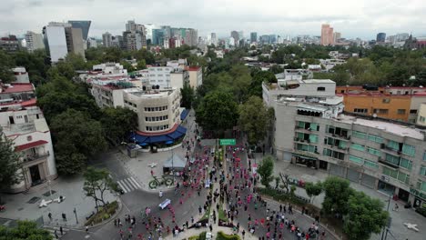 drone-shot-of-maraton-de-la-ciudad-de-mexico-in-polanco
