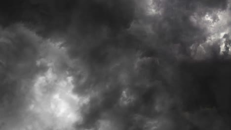 Blick-Auf-Dunkle-Wolken-Und-Sturm