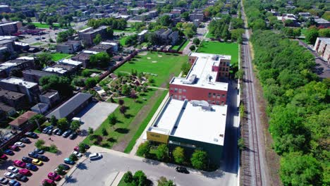 Vista-Aérea-De-Gran-ángulo-Del-Edificio-Ucan-De-Chicago-Que-Brinda-Servicios-De-Apoyo-Para-Toda-La-Familia,-Con-Un-Enfoque-En-Los-Jóvenes-En-Hogares-De-Crianza,-Padres-Adolescentes-Y-Familias-De-Bajos-Ingresos.