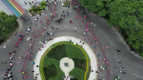 Cenital-Drohnenaufnahme-Von-Läufern,-Die-Morgens-Beim-Mexico-City-Marathon-In-Polanco-Vorbeikamen