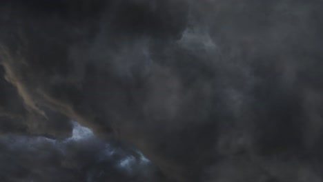 Cielo-Dramático-Con-Nubes-Oscuras-Y-Tormenta