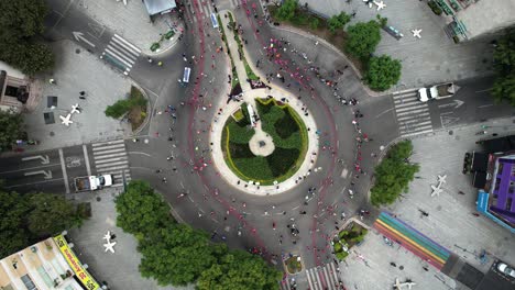 Rotationsdrohnenaufnahme-Von-Läufern,-Die-Während-Des-Mexico-City-Marathons-In-Polanco-Vorbeikommen