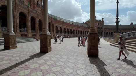 Eine-Sanfte-Aufnahme-Eines-Großen-Plaza-Gebäudes-In-Spanien-Und-Herumlaufender-Menschen