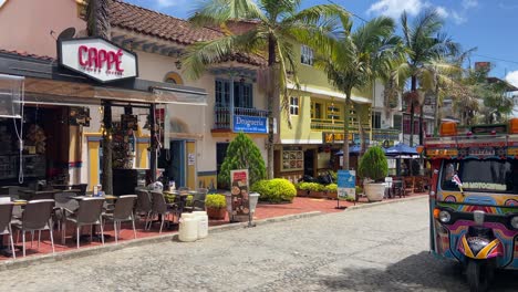 Sonniger-Tag-In-Den-Farbenfrohen-Tropischen-Straßen-Des-Kolonialen-Schönen-Guatape-Dorfes