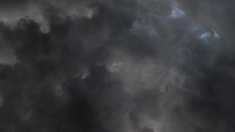 Sturmhimmel-Mit-Dunklen-Wolken-Bedeckt