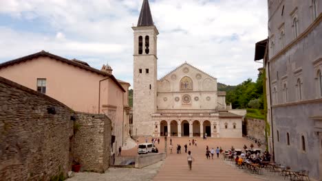 Hyperlapse-In-Richtung-Des-Berühmtesten-Platzes-Von-Spoleto,-Der-Piazza-Del-Duomo