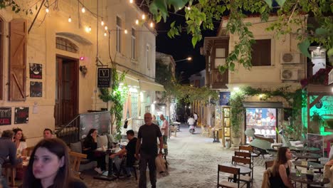 Abendlandschaft-In-Den-Straßen-Von-Alacati-In-Der-Türkei-Während-Der-Sommersaison