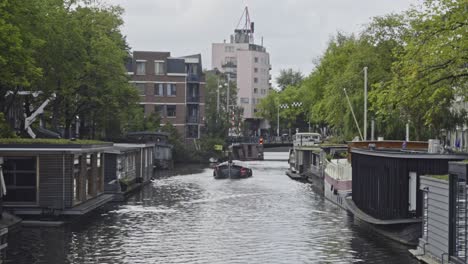 Boot-Bewegt-Sich-über-Den-Kanal-Im-Stadtzentrum-Von-Amsterdam