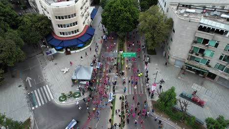 Toma-De-Drone-Del-Maratón-De-La-Ciudad-De-México-En-Polonia-En-La-Avenida-Mazaryk