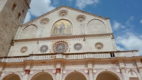 Fassade-Der-Kathedrale-Von-Spoleto-Mit-Mosaik-Von-Jesus-Christus,-Rosettenfenstern-Und-Einer-Tür-Mit-Architrav-Und-Geschnitzten-Türpfosten